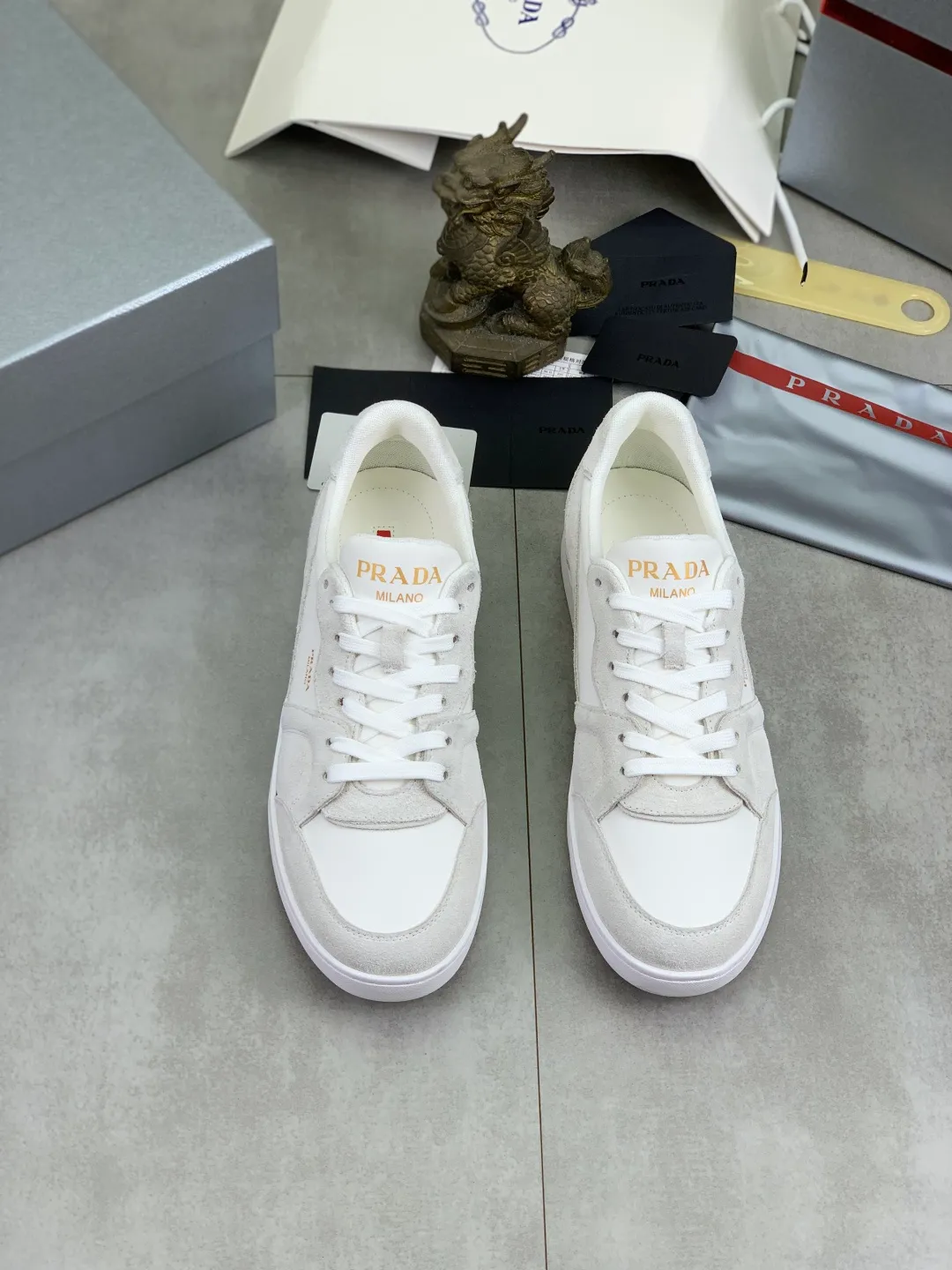 Men's shoes 💰P560💰[New model] The top version is available on the official website, 🆘 The trendy brand (Prada) mainly promotes the popular model, avant-garde and versatile fashionable men's shoes, private version mold opening, cowhide surface splicing 1:1.. Stylish and simple, original imported cowhide lining cowhide feet; the atmosphere and personality are more fashionable, eye-catching and pursuing class. It will subvert the old idea and be a must-have for fashionistas with you! Must keep it for yourself! Tall and comfortable, large and low, high-end quality workmanship. Official website’s new high-end outsole. Size: 38-45. Multiple colors available.